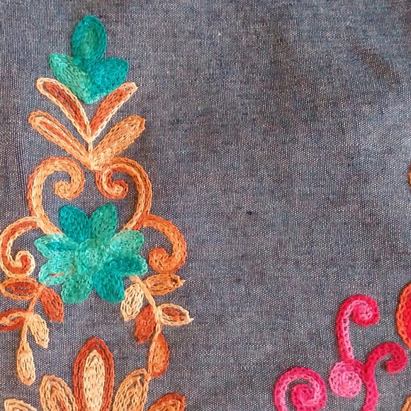 Gorgeous Entro Embroidered Tasseled Tank - Picture 6 of 7